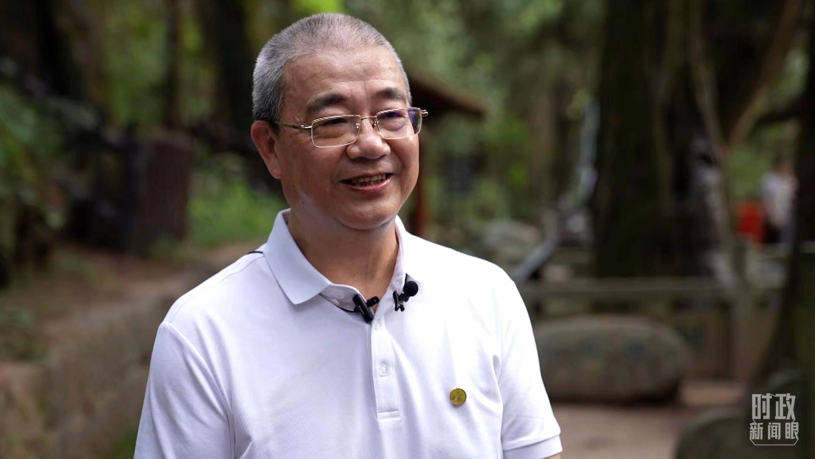 △廣元蜀道文化研究會(huì)蔡?hào)|洲教授。（總臺(tái)央視記者賈林拍攝）