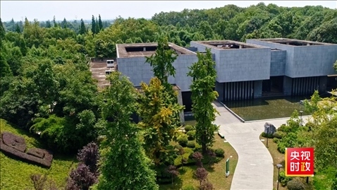 △2021年正式投入使用的三星堆文物保護(hù)修復(fù)館，堅(jiān)持保護(hù)修復(fù)與考古研究同步進(jìn)行，館內(nèi)分文保工作區(qū)和參觀區(qū)。