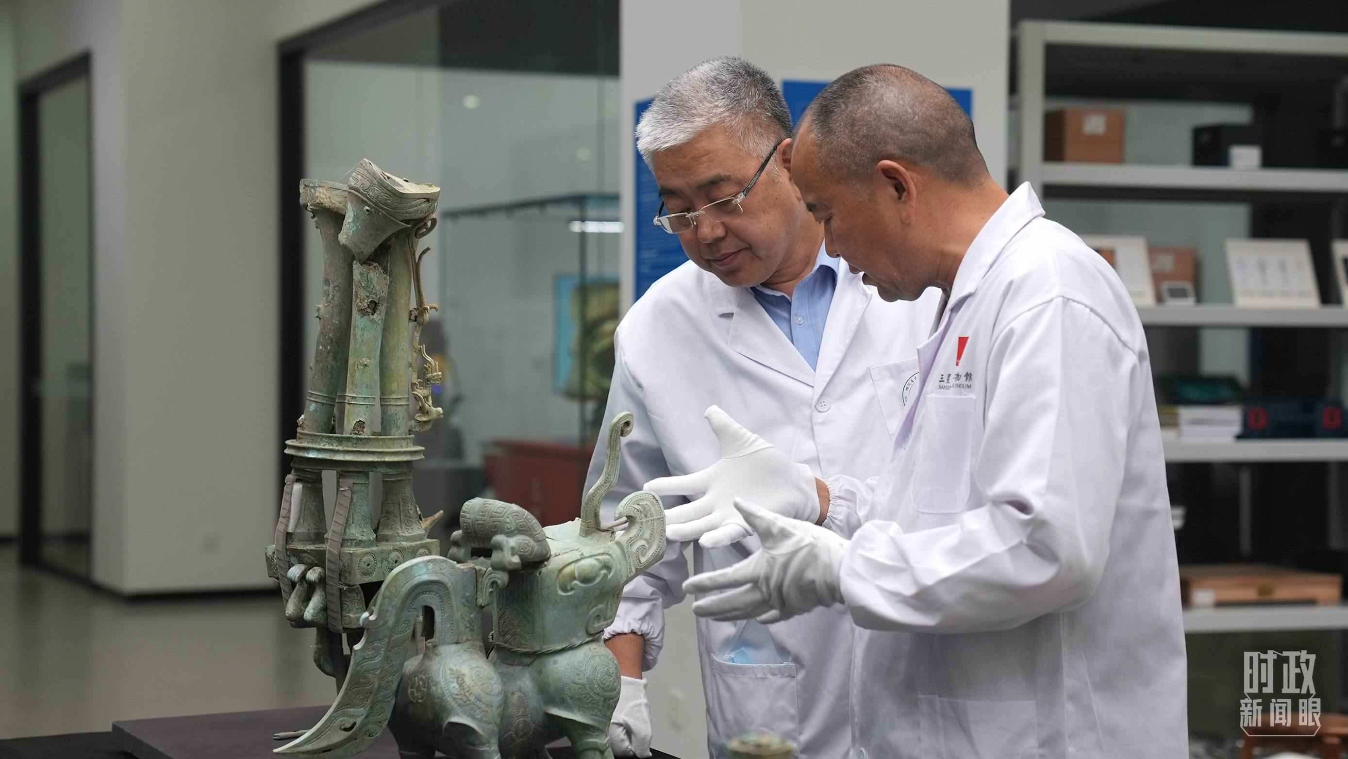△三星堆文保專家正在就修復(fù)方案進(jìn)行討論。（總臺(tái)央視記者劉琦拍攝）