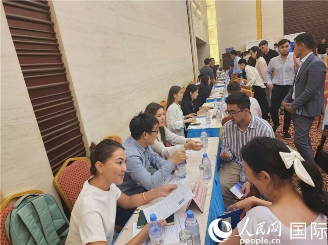 圖為中企代表與哈留華畢業(yè)生現(xiàn)場(chǎng)交流。人民網(wǎng)記者 李強(qiáng)攝