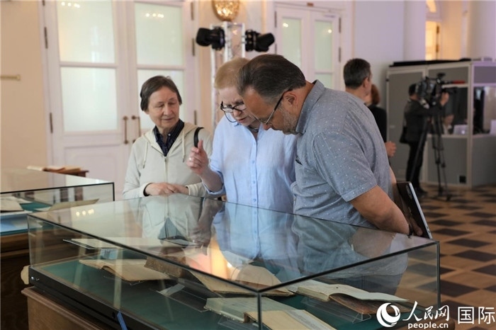 中俄圖書館論壇嘉賓共同參觀由俄羅斯國立列寧圖書館舉辦的館藏中國古籍善本圖書展。人民網記者 隋鑫攝