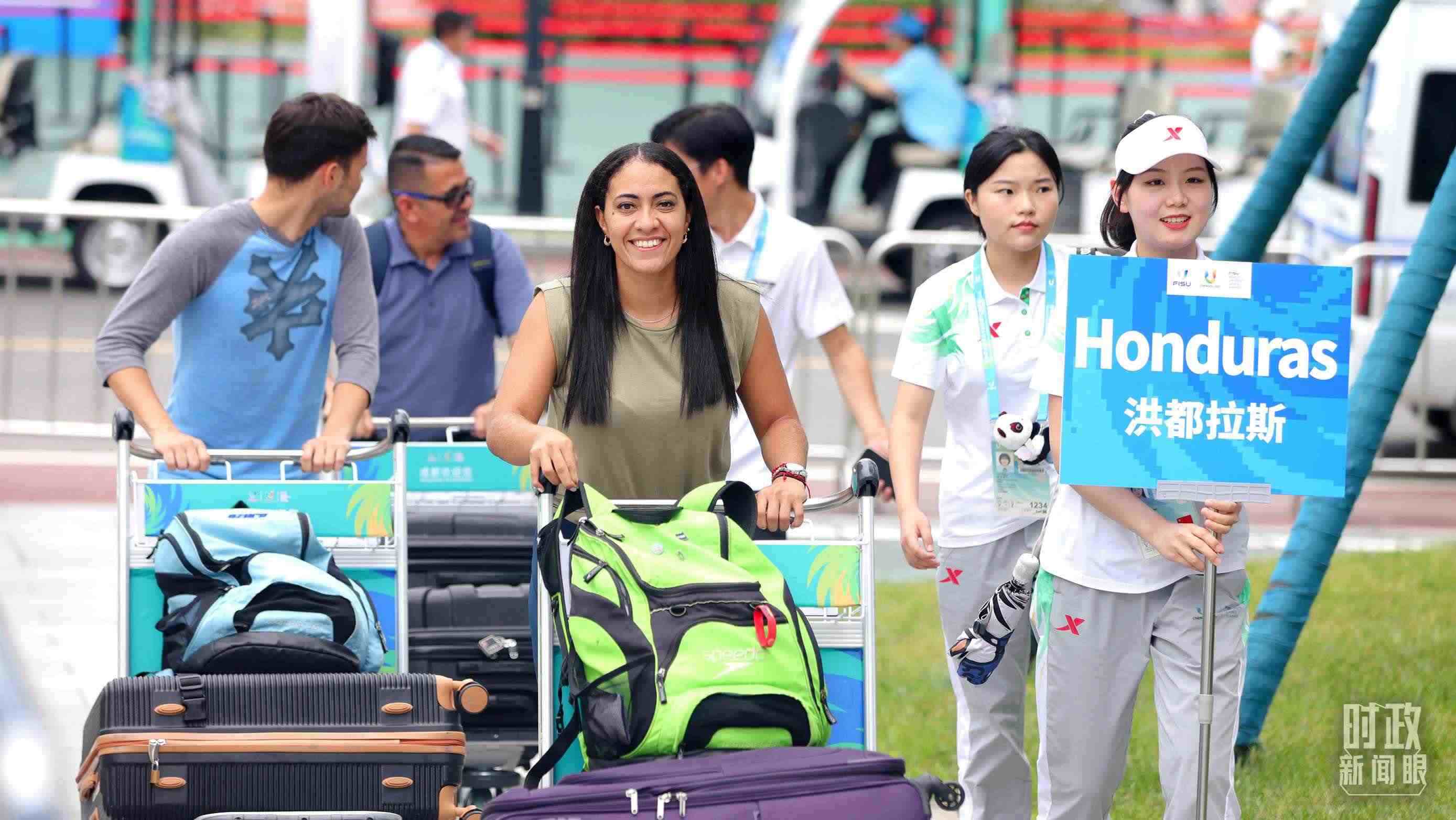 各國(guó)代表團(tuán)成員相繼抵達(dá)成都大運(yùn)村。（總臺(tái)央視記者魏幫軍拍攝）