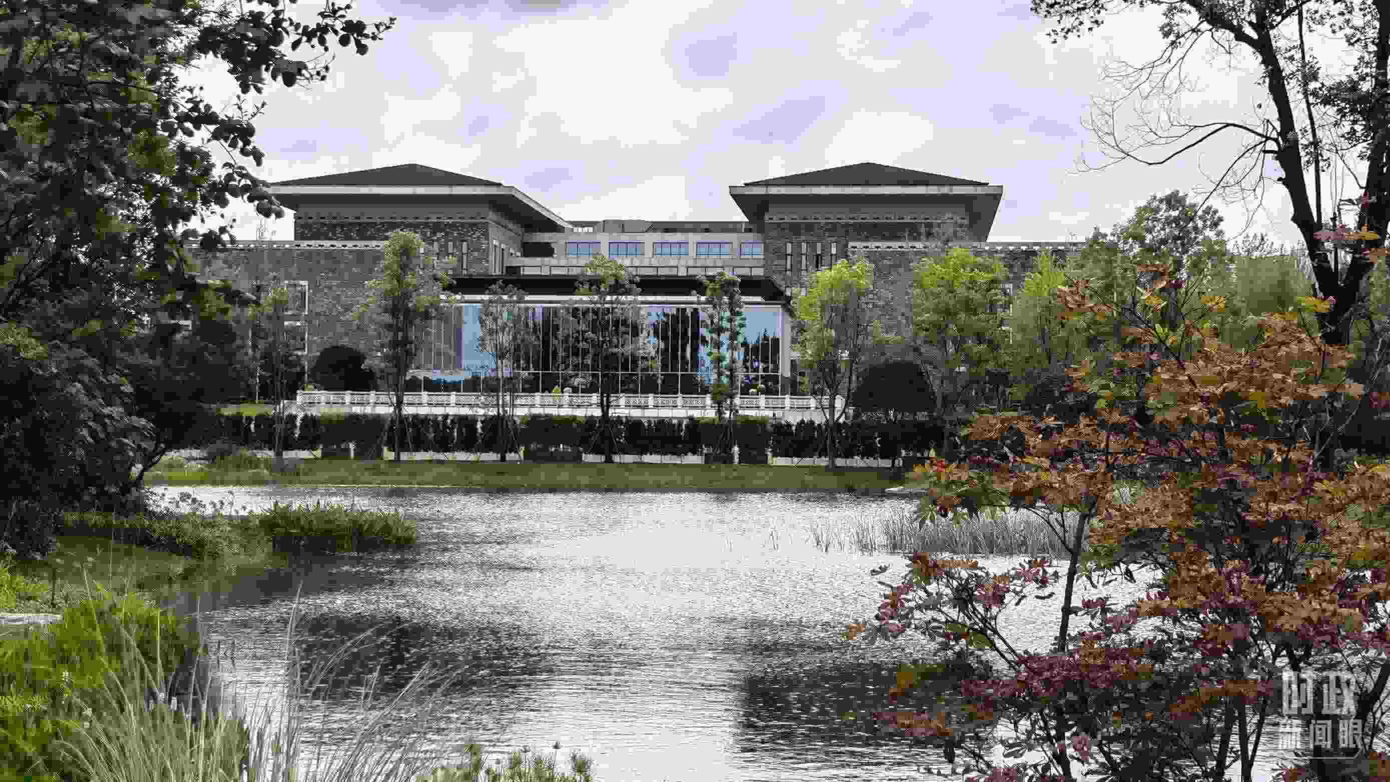 當(dāng)天，中印尼兩國(guó)元首在“錦蓉莊”舉行會(huì)見。（總臺(tái)央視記者韓銳拍攝）