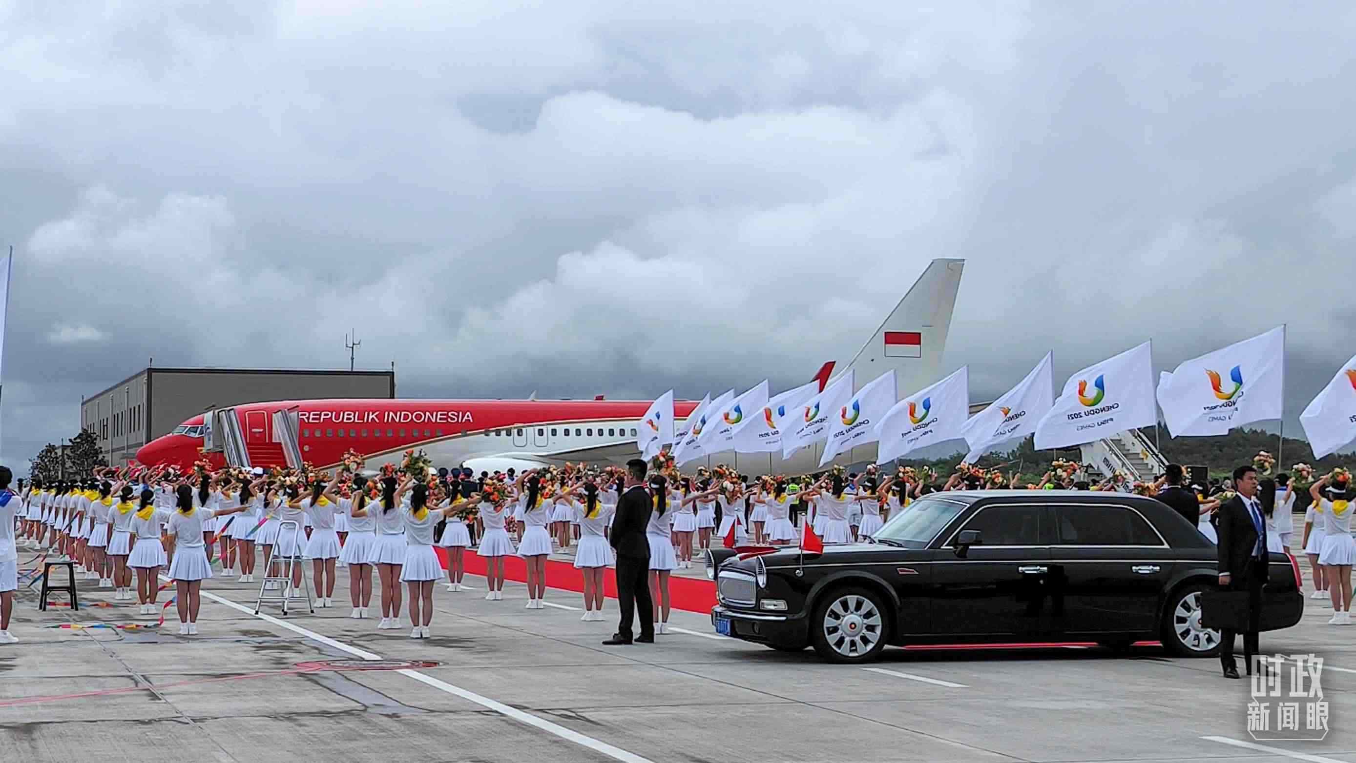 7月27日下午，印尼總統(tǒng)佐科抵達(dá)成都。（總臺(tái)央視記者王子杭拍攝）