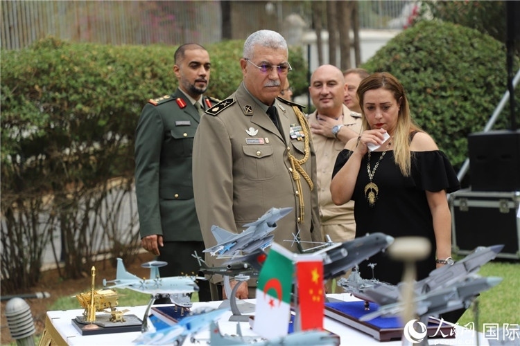 圖為與會嘉賓參觀招待會設(shè)置的武器裝備模型展臺。人民網(wǎng)記者 王傳寶攝