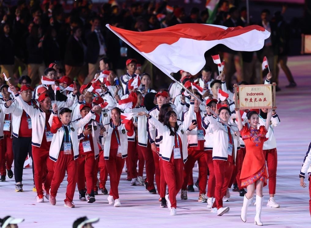 7月28日，印度尼西亞大學(xué)生體育代表團(tuán)在開幕式上入場(chǎng)。新華社記者張麗蕓攝