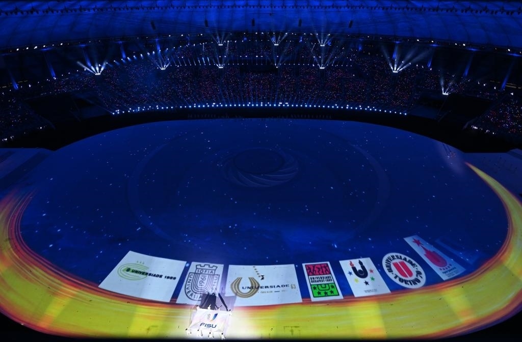 7月28日，國(guó)際大學(xué)生體育聯(lián)合會(huì)會(huì)旗在開幕式上入場(chǎng)。新華社記者劉磊攝