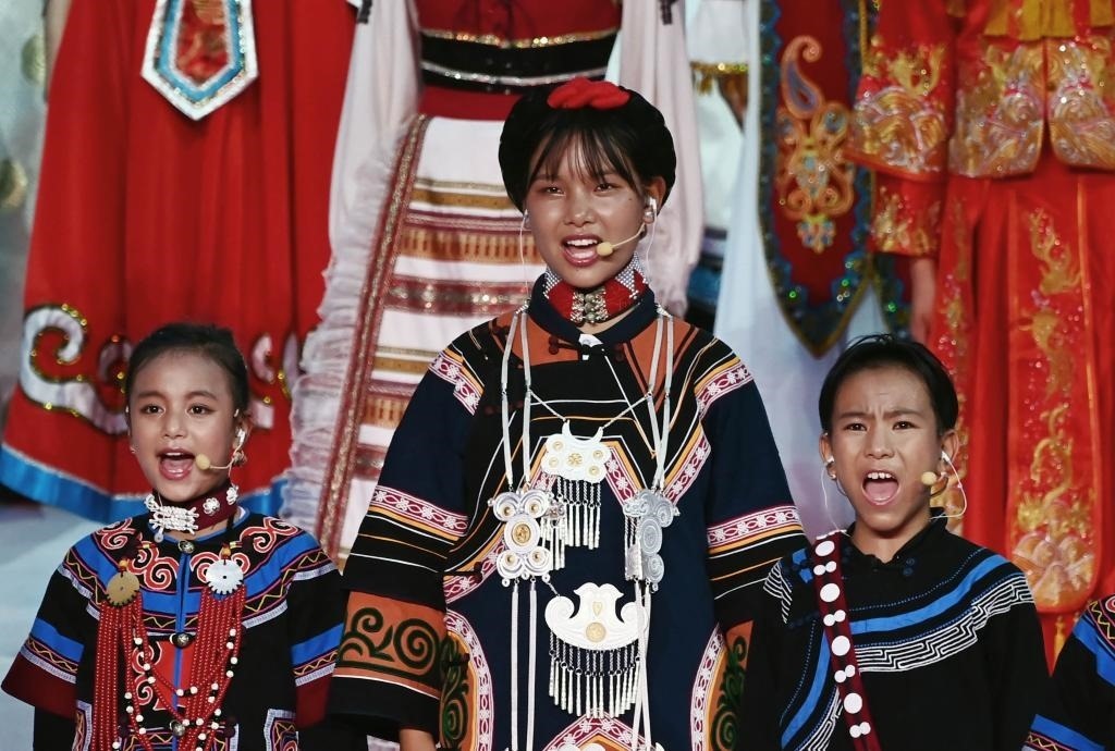 7月28日，吉好有果（中）在開幕式上表演。新華社記者陳澤國(guó)攝