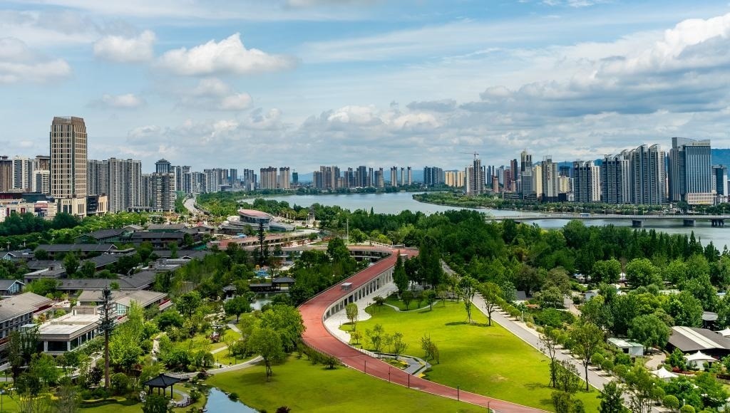 4月30日拍攝的天漢濕地公園景色。新華社發(fā)（李偉 攝）