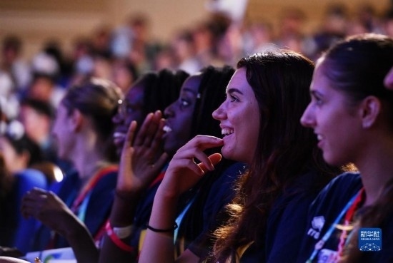 7月29日，外國(guó)運(yùn)動(dòng)員在聯(lián)歡會(huì)現(xiàn)場(chǎng)觀看節(jié)目。新華社記者 張端 攝