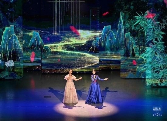 7月29日，演員在聯(lián)歡會(huì)現(xiàn)場(chǎng)演唱。新華社記者 蔡湘鑫 攝