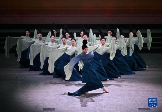 7月29日，演員在聯(lián)歡會(huì)現(xiàn)場(chǎng)表演《只此青綠》。新華社記者 蔡湘鑫 攝