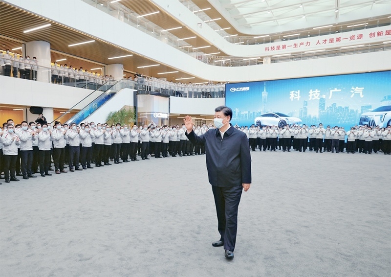 2023年4月10日至13日，中共中央總書記、國家主席、中央軍委主席習近平在廣東考察。這是12日下午，習近平在廣汽研究院向職工們揮手致意。 新華社記者 鞠鵬/攝