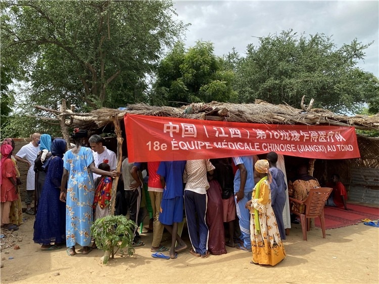 圖為草棚下的就診患者。中國駐乍得醫(yī)療隊供圖