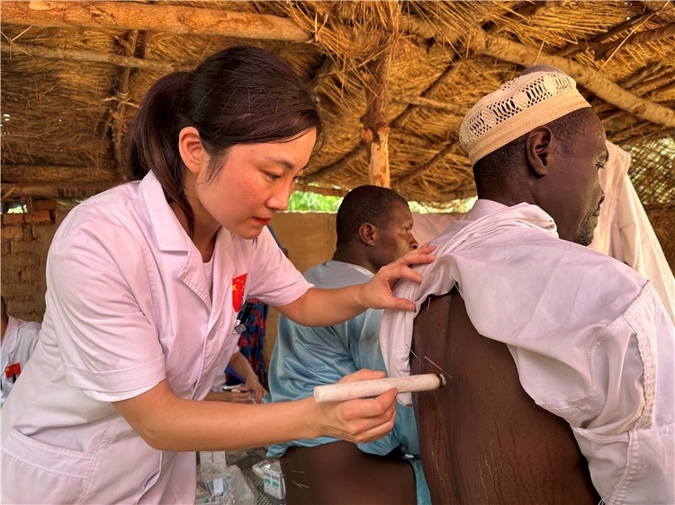 圖為吉安市中心人民醫(yī)院中醫(yī)科副主任醫(yī)師王李妮為患者進行針灸治療。中國駐乍得醫(yī)療隊提供