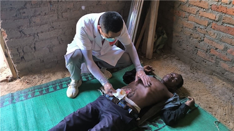 圖為南昌大學第二附屬醫(yī)院胃腸外科主治醫(yī)師周智勇檢查切口疝患者。中國駐乍得醫(yī)療隊供圖