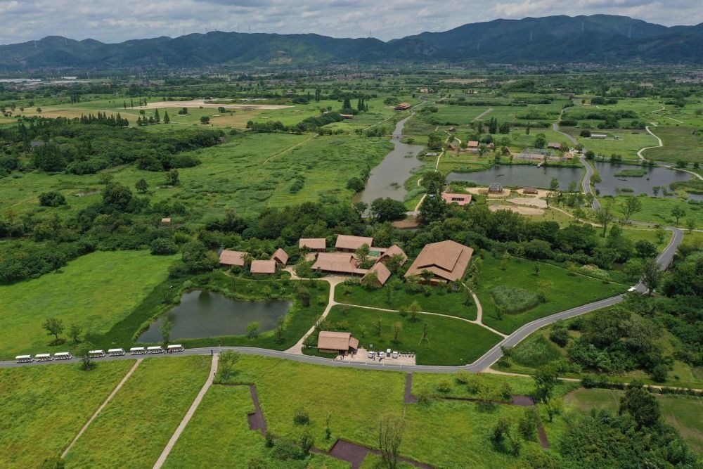 這是在浙江省杭州市余杭區(qū)拍攝的良渚古城遺址公園（2022年7月6日攝，無人機照片）。新華社記者 黃宗治 攝