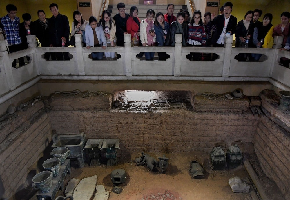 游客在河南安陽殷墟宮殿宗廟遺址內(nèi)的婦好墓參觀（2018年10月12日攝）。新華社記者 李安 攝