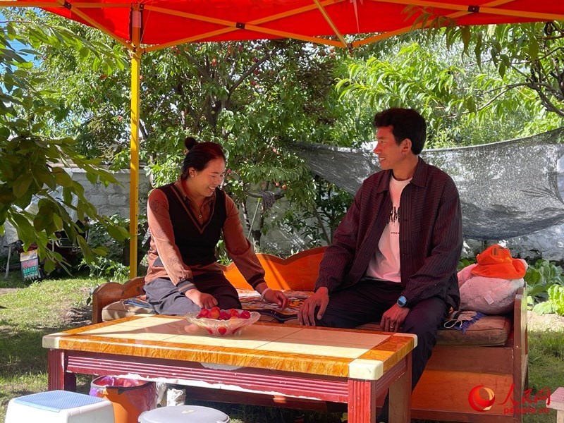 嘎拉村村民達(dá)瓦堅(jiān)參和他的妻子。人民網(wǎng) 周靜圓攝