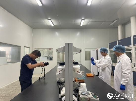 記者在位于成都市大邑縣的海光食品有限公司進行采訪。人民網(wǎng)記者 何旭攝