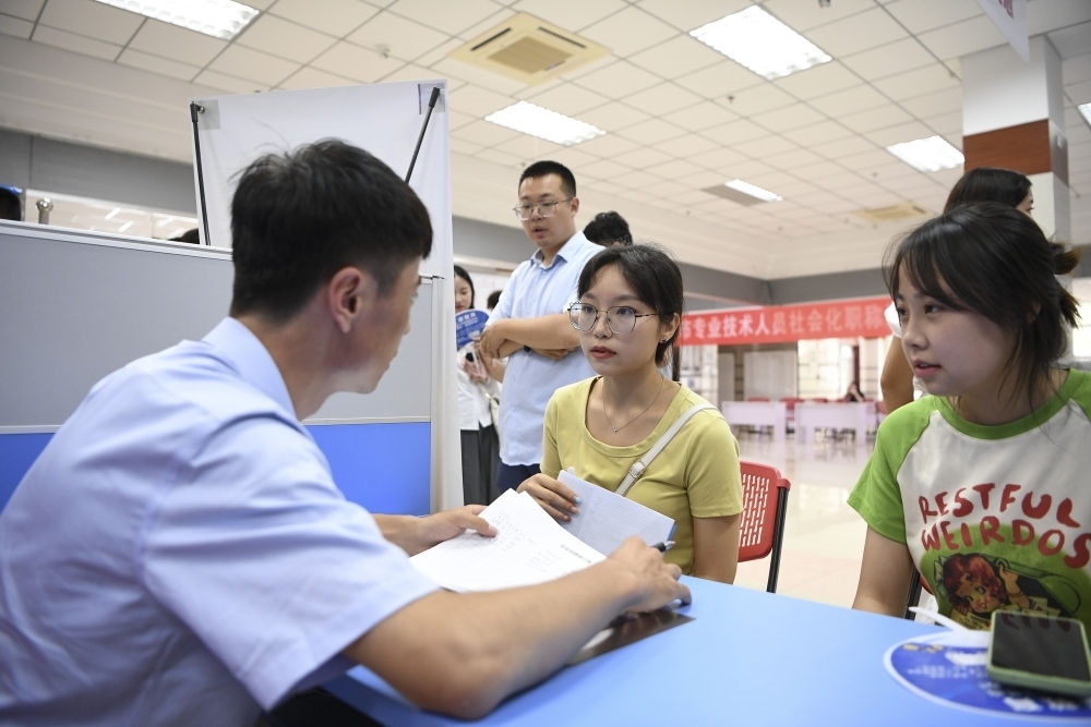 2023年7月29日，“揚(yáng)就業(yè)之帆，啟夢(mèng)想之旅”2023年寧夏（銀川）離校未就業(yè)高校畢業(yè)生招聘會(huì)在寧夏（銀川）人力資源服務(wù)產(chǎn)業(yè)園舉行。求職者（右）在招聘會(huì)現(xiàn)場(chǎng)與用人單位交流。新華社記者 馮開華 攝