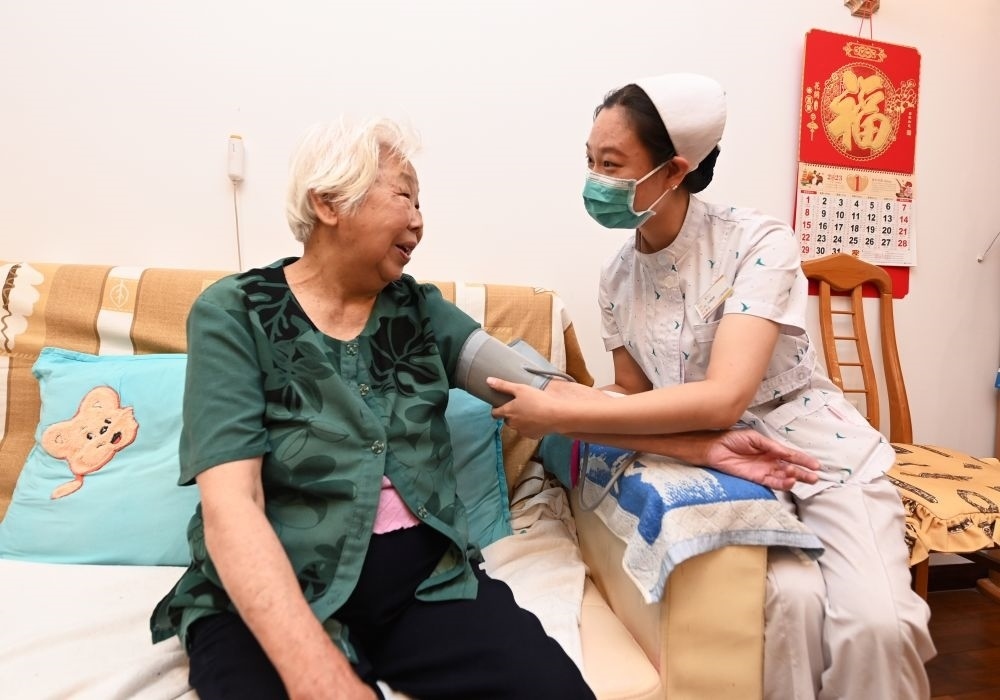 河北廊坊三河市燕達(dá)金色年華健康養(yǎng)護(hù)中心醫(yī)務(wù)人員為入住老人測(cè)量血壓（2023年7月20日攝）。新華社記者 朱旭東 攝