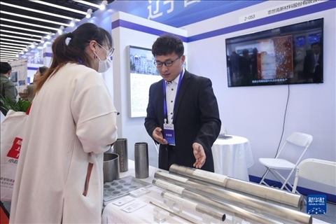 4月8日，參展商在2023中國(guó)中小企業(yè)發(fā)展大會(huì)“專精特新”中小企業(yè)展覽會(huì)上向觀眾介紹產(chǎn)品。新華社記者 龍雷 攝