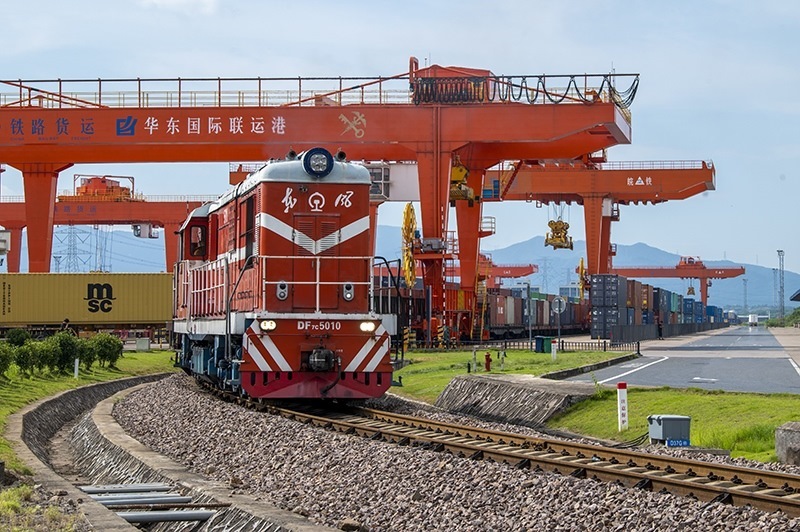 △2023年7月25日，在浙江省金華市華東國(guó)際聯(lián)運(yùn)港，一輛“義新歐”中歐班列裝載著110個(gè)標(biāo)箱日用百貨、家用電器、家裝材料等貨物，啟程駛向哈薩克斯坦。