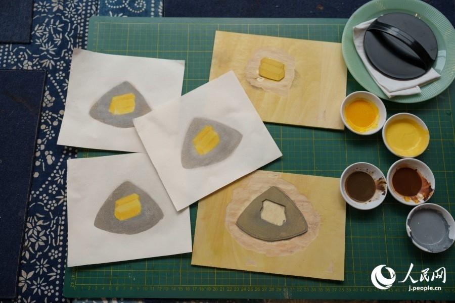 圖為丁未堂創(chuàng)作的木版畫及木版。人民網(wǎng)記者 張若涵攝