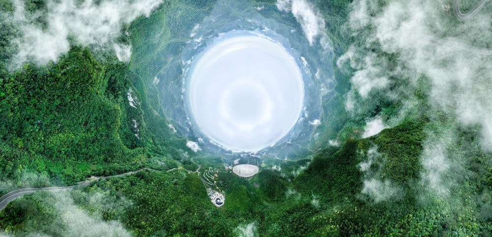 6月22日拍攝的“中國天眼”全景（維護(hù)保養(yǎng)期間拍攝，無人機(jī)全景拼接照片）。新華社記者 歐東衢 攝