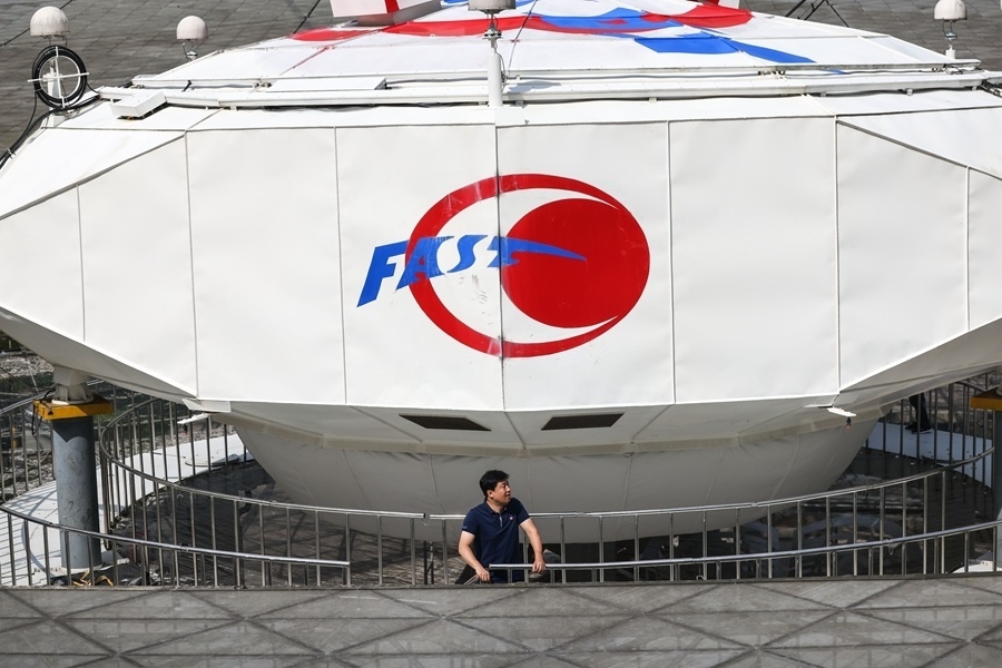 2022年8月25日，F(xiàn)AST運(yùn)行和發(fā)展中心常務(wù)副主任、總工程師姜鵬在饋源艙前（維護(hù)保養(yǎng)期間拍攝）。新華社記者 歐東衢 攝