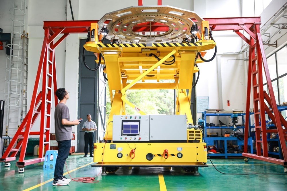 7月26日，工作人員在調(diào)試饋源接收機(jī)拆裝機(jī)器人。新華社記者 歐東衢 攝