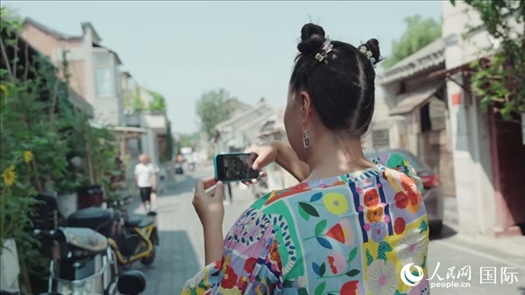 柳芭在胡同里采風。人民網 張若涵攝
