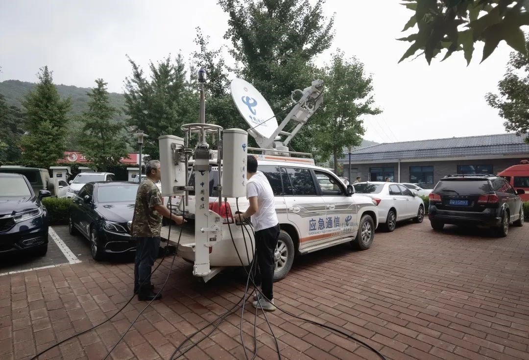 工作人員正在進(jìn)行通信搶修。 受訪者供圖