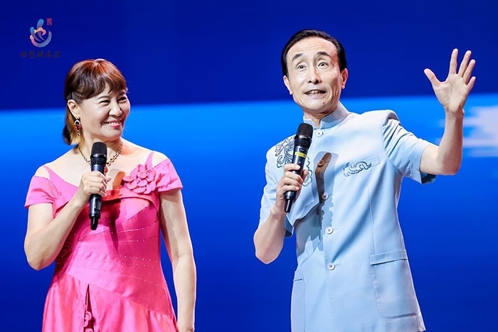 小品表演藝術(shù)家鞏漢林、金珠在演出現(xiàn)場。主辦方供圖