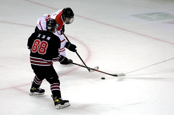 陜西隊球員馬思成與黑龍江隊球員王泓博爭搶。人民網(wǎng)記者 胡雪蓉攝