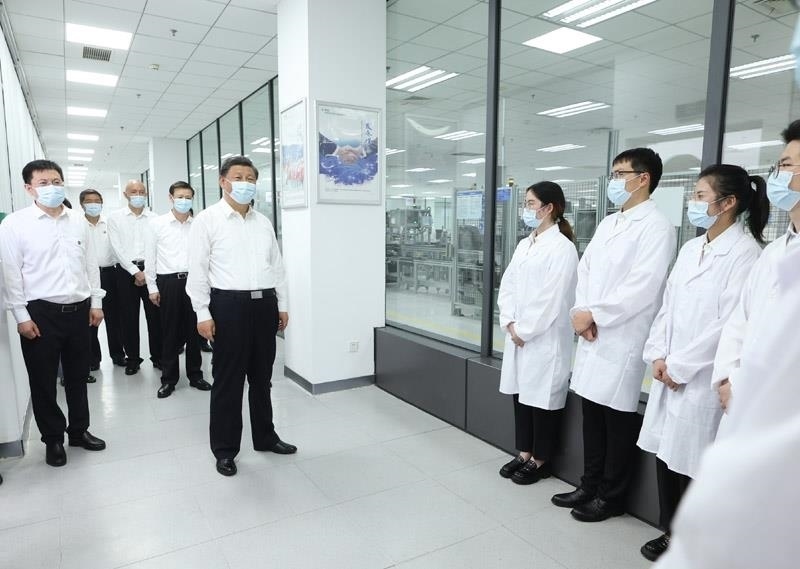 2023年7月6日，習近平總書記在江蘇南京市考察南瑞集團有限公司，同年輕研發(fā)人員親切交流。