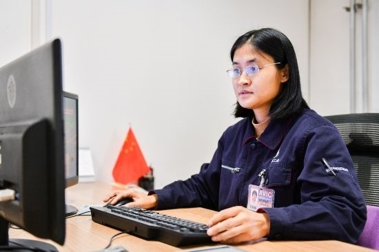 工作中的劉艷梅。航空工業(yè)沈飛供圖
