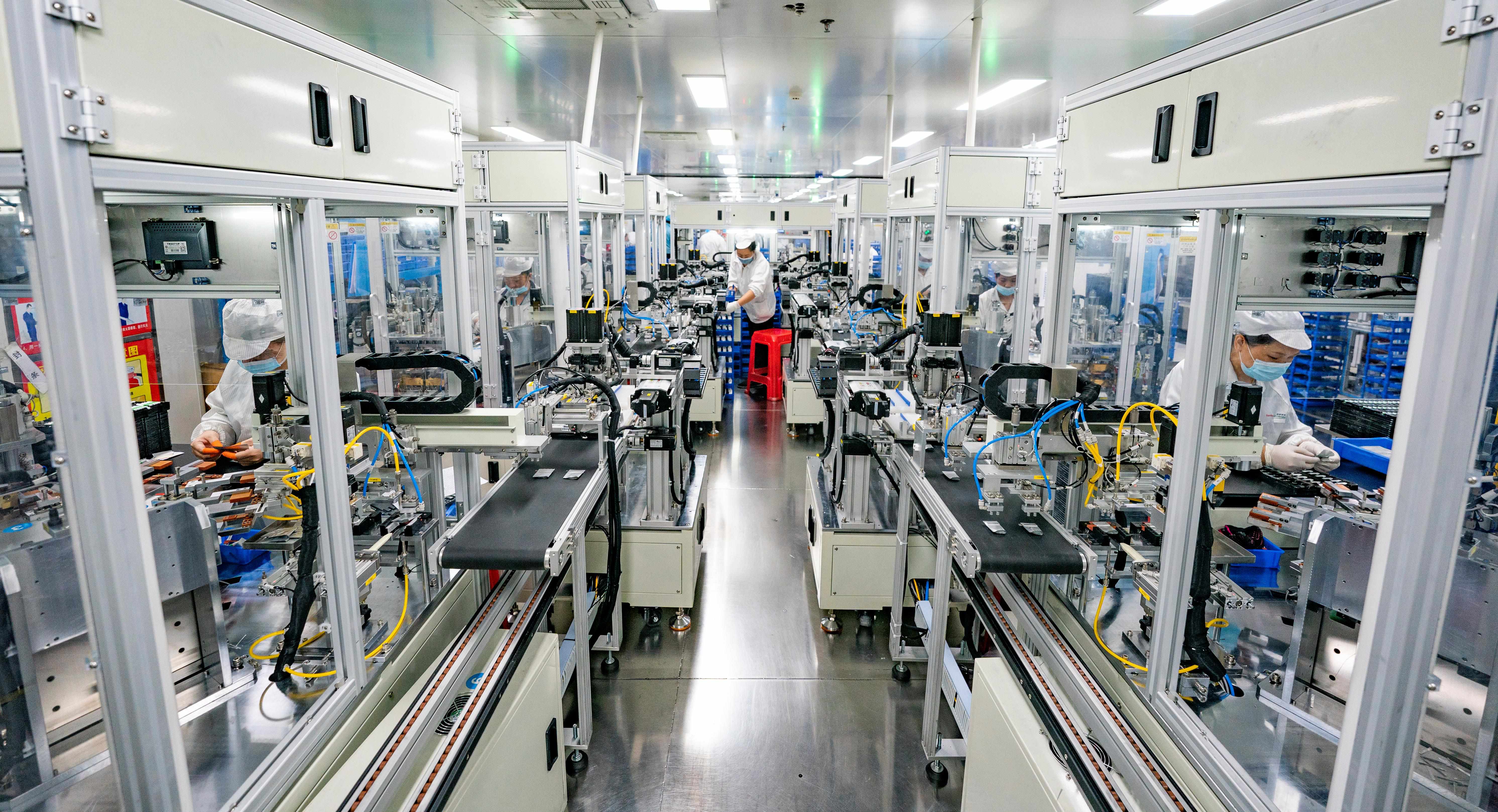 2023年5月17日，江西新余一家電子公司生產(chǎn)車間內(nèi)，技術工人在鋰電池生產(chǎn)線忙于趕制訂單產(chǎn)品。
