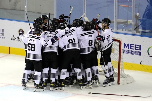 內(nèi)蒙古隊(duì)球員慶祝比賽勝利。人民網(wǎng)記者 胡雪蓉?cái)z