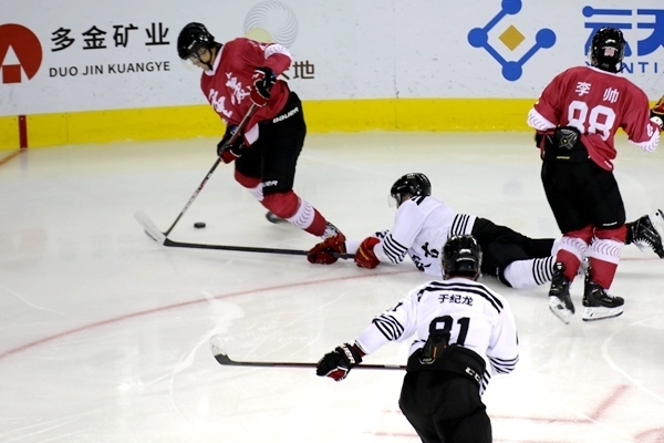 重慶隊(duì)球員與內(nèi)蒙古球員拼搶。人民網(wǎng)記者 胡雪蓉?cái)z