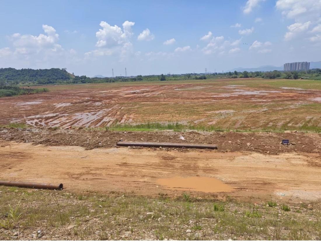 污染控制工程區(qū)域土地已被平整。 人民網(wǎng)記者 黃鈺攝