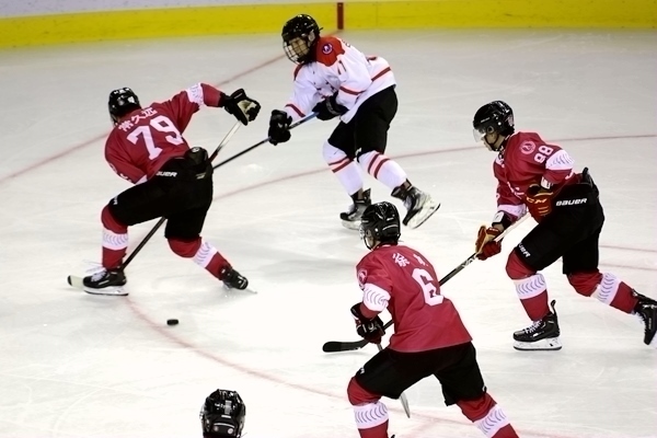 重慶隊球員常久遠(yuǎn)(左)與陜西隊球員呂知宜拼搶。人民網(wǎng)記者 胡雪蓉攝