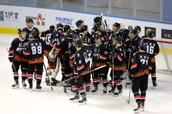 北京隊?wèi)c祝奪冠。人民網(wǎng)記者 胡雪蓉攝