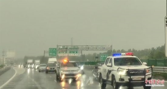 8月2日，京港澳高速，高速交警涿州大隊(duì)警車帶道引導(dǎo)救援物資車隊(duì)進(jìn)入涿州災(zāi)區(qū)。