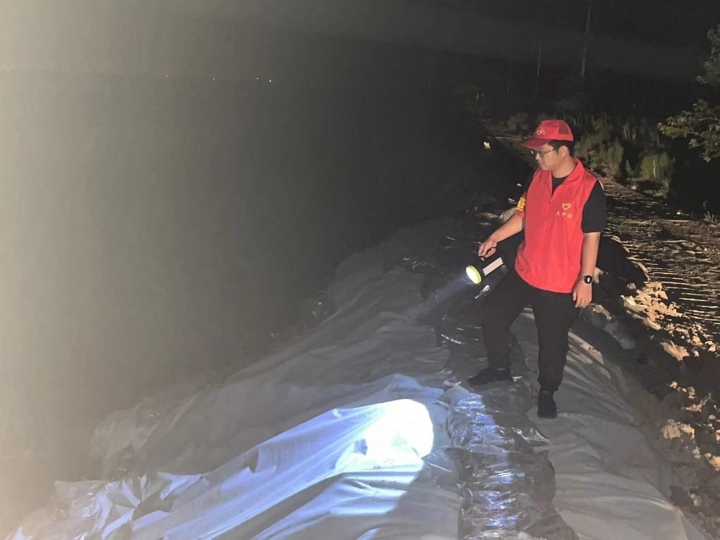 太平鎮(zhèn)干部晚上巡查南小埝。（采訪對象供圖）