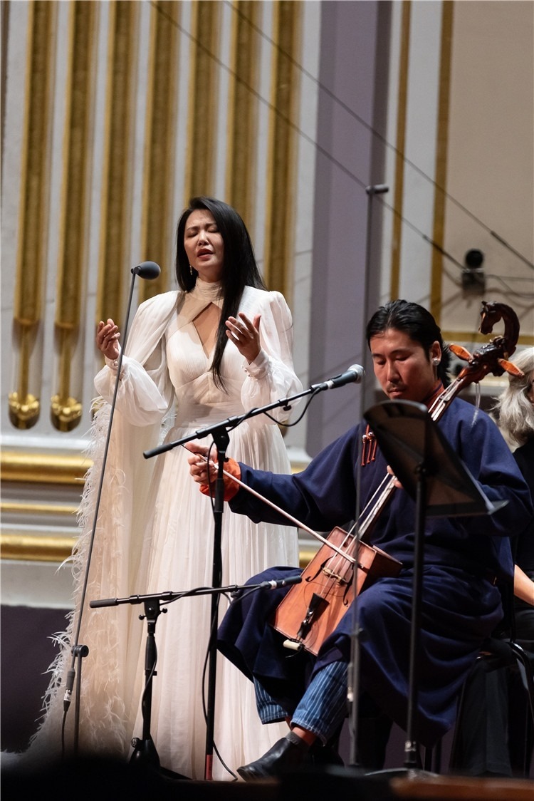 圖片說明： 8月5日，2023愛丁堡國際藝術節(jié)開幕式音樂會《慈悲頌》的演出現(xiàn)場。藝術節(jié)組委會供圖