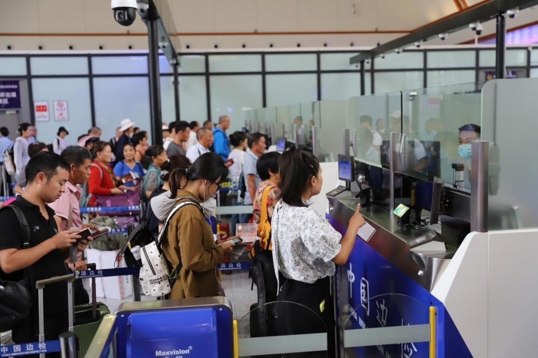 出境旅客在辦理通關(guān)手續(xù)。人民網(wǎng)記者 李發(fā)興攝