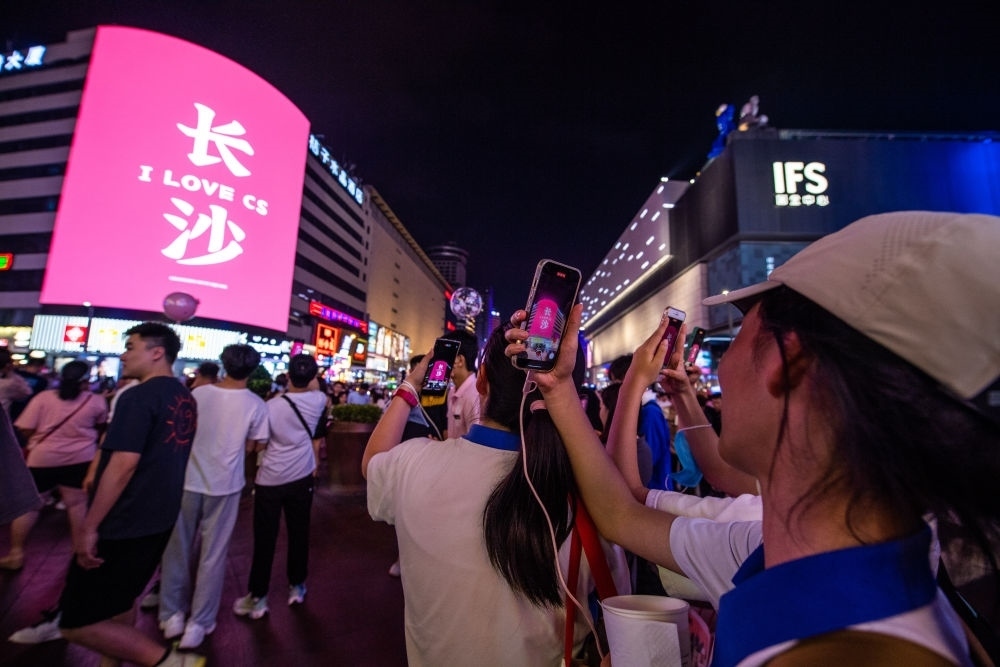  游客在長沙市天心區(qū)黃興路步行街打卡、拍照（6月7日攝）。新華社記者 陳思汗 攝