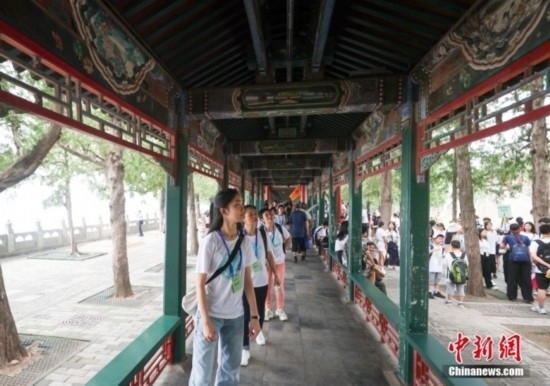 圖為學(xué)員們游覽長廊。<a target='_blank' href='/'><p align=